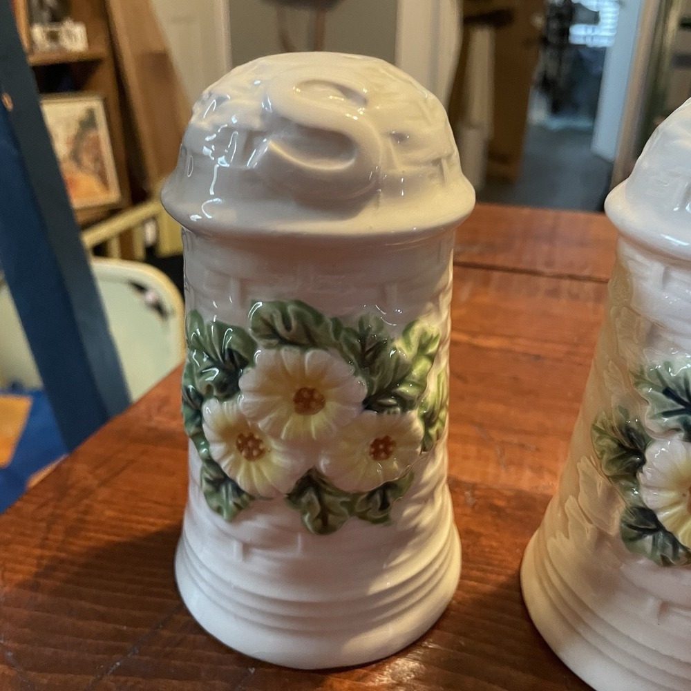 Vintage Geo Z. Lefton Large Salt And Pepper Shakers Daisy Basket Weave Cottage